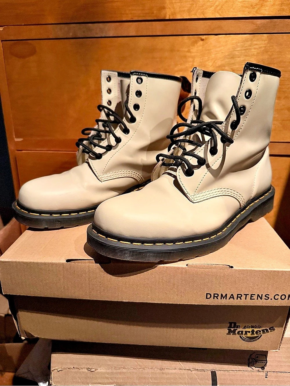 Dr. Martens 1460 Smooth Leather Lace-Up Boots Smooth Leather Boots Cream Off Whi